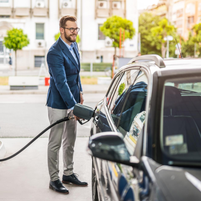 Mężczyzna tankujący samochód