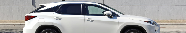 Biały samochód osobowy