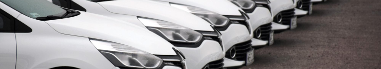 Duża liczba białych samochodów osobowych 